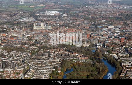 Luftaufnahme der Skyline des Stadtzentrums von York aus dem Süden in der Nähe des Rowntree Park; mit dem Schloss und dem York Minster prominent Stockfoto