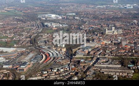 Luftaufnahme der Skyline des Stadtzentrums von York aus dem Süden mit den Stadtmauern, dem Bahnhof, der Fabrik von Minster & Nestle Stockfoto