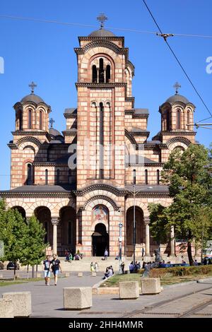 Belgrad, Serbien - 19. September 2021: Menschen, die an warmen Sommertagen vor dem berühmten Markusplatz spazieren. Die Kirche des heiligen Markus ist serbisch Stockfoto