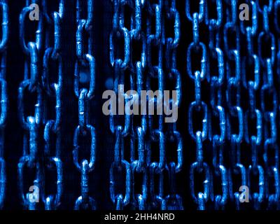 Blockchain-Technologiekonzept. Abstrakter blauer Blockchain, Big-Data-Netzwerkhintergrund mit echter Kette und digitaler Binärcode-Nummer. Stockfoto