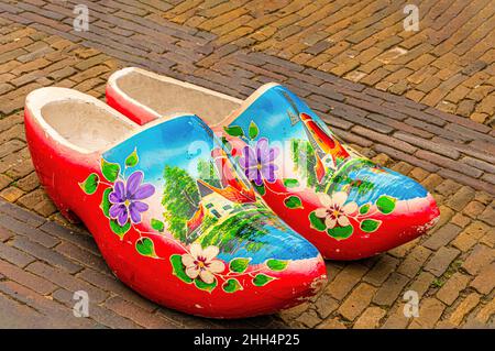 Alte Straße im historischen Zentrum der Stadt Breda mit traditionellen bunten schwedischen Schuhen. Stockfoto