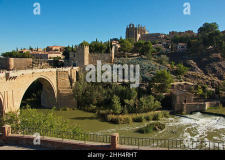 Blick auf die Brücke von San Martin über den Fluss Tejo in Toledo, Kastilien-La Mancha, Spanien, Europa Stockfoto