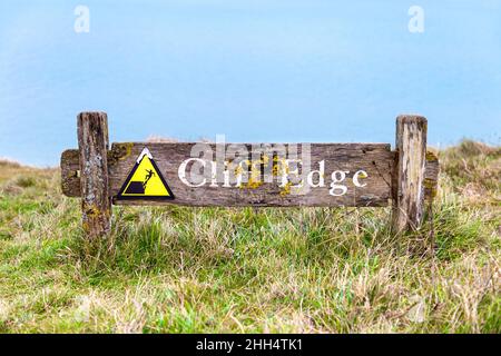 Schild Cliff Edge bei Beachy Head, Eastbourne, Großbritannien Stockfoto