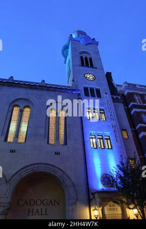 Nächtliche Außenansicht der Cadogan Hall eine Konzerthalle mit 950 Sitzplätzen in Sloane Terrace in Chelsea. Die Cadogan Hall ist die ständige Heimat des Royal Philh Stockfoto