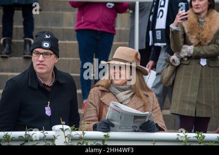 Ascot, Bergen, Großbritannien. 23rd. Januar 2022. Rennfahrer genießen heute das Pferderennen auf der Ascot Racecourse. Quelle: Maureen McLean/Alamy Stockfoto