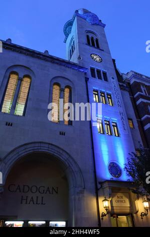 Nächtliche Außenansicht der Cadogan Hall eine Konzerthalle mit 950 Sitzplätzen in Sloane Terrace in Chelsea. Die Cadogan Hall ist die ständige Heimat des Royal Philh Stockfoto