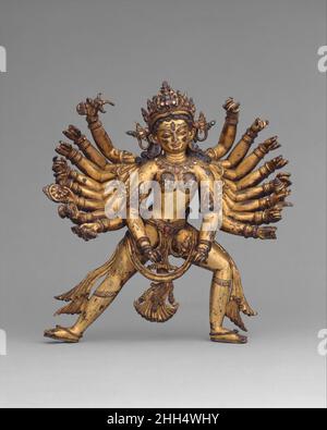 Durga als Slayer des Büffeldämons Mahishasura 14th–15th Century Nepal Diese achtzehn-armige Version der Göttin Durga stand ursprünglich auf einem Sockel, auf dem sie den Büffeldämon Mahishasura besiegte, ihn mit einem Fuß trampelte und ihn mit Shivas Dreizack umbrachte. Diese Ikonographie ist der höchste Ausdruck der Macht dieser Göttin, „der Unangreifbaren, der Unbesiegbaren“. Durga als Slayer des Büffeldämons Mahishasura. Nepal. 14th–15th Jahrhundert. Vergoldete Kupferlegierung, mit Halbedelsteinen eingelegt. Skulptur Stockfoto