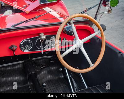 Palavsky Oldtimer, die Oldtimer-Rallye-Show im Weingut Zajeci, Tschechien. 27th vom August 2021. Lenkrad und Armaturenbrett des Aero Oldtimer aus nächster Nähe. Stockfoto