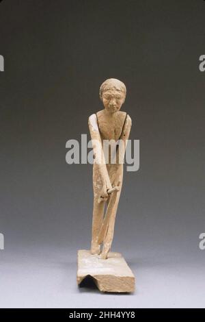 Statue des Menschen, der aus dem Grab von Tjeteti gehummelt wurde. 2200–2152 v. Chr. Alte Königreiche Holzmodelle erschienen zuerst neben Stein dienen Statuen im zweiten Teil der fünften Dynastie. Nach und nach wurden die Bereitstellungsaktivitäten dieser Modelle erweitert. Diese Figur aus dem Grab von Tjeteti zeigt einen Mann, der zu hacken ist, seine Beine in einer kleinen Basis ohne Füße angegeben. Im Laufe der Zeit entwickeln sich diese Holzmodelle zu aufwendigen Vignetten von namenlosen Holzfiguren, die auf Plattformen angeordnet sind und sich mit landwirtschaftlichen Aktivitäten beschäftigen. Statue des Menschen, der aus dem Grab von Tjeteti gehägt wurde. Ca. 2200–2152 V. CHR. Holz. Alter K Stockfoto