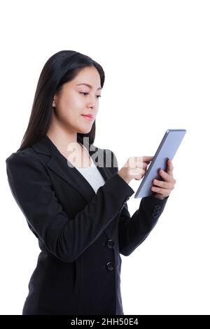 Porträt der erfolgreichen asiatischen Geschäftsfrau hält Tablet-Computer isoliert auf weißem Hintergrund, arbeiten auf Touchscreen. Studioaufnahme. Stockfoto