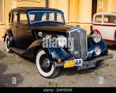 Palavsky Oldtimer, die Oldtimer-Rallye-Show im Schlossgarten von Lednice, Tschechien. 28th vom August 2021. Historische Autos öffnen Wettbewerb. Stockfoto