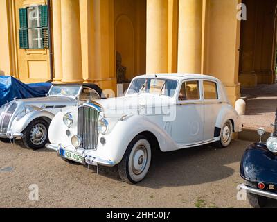 Palavsky Oldtimer, die Oldtimer-Rallye-Show im Schlossgarten von Lednice, Tschechien. 28th vom August 2021. Historische Autos öffnen Wettbewerb. Stockfoto