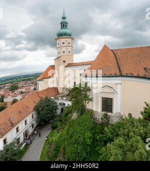 Mikulov Burgturm. Tolles romantisches Schloss auf einem Felsen, Blick über die Dächer der Stadt. Südmähren Tschechische Republik Stockfoto