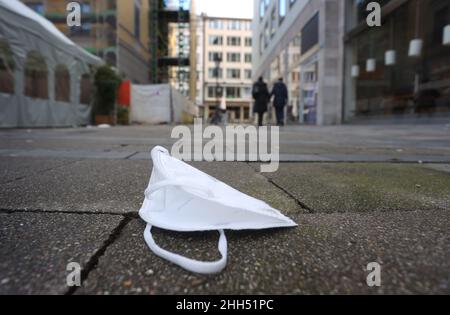 München, Deutschland. 23rd Januar 2022. Auf dem Boden in der Innenstadt liegt eine FFP2-er Maske. Quelle: Karl-Josef Hildenbrand/dpa/Alamy Live News Stockfoto