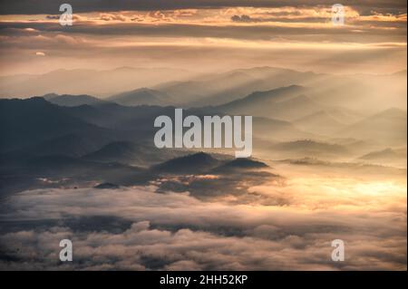 Landschaft des Sonnenaufgangs auf Schichten Berg mit nebligen im Tal am Nationalpark scheint Stockfoto