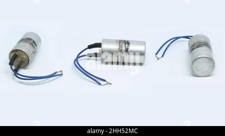 Alter Kondensator mit blauem Draht, Vorderansicht und Seitenansicht und Rückansicht mit weißem Hintergrund Stockfoto