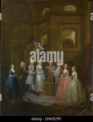 The Wedding of Stephen Beckingham and Mary Cox 1729 William Hogarth British Diese Darstellung einer Hochzeit ist einer der ersten Essays des Künstlers im modischen Genre des Gesprächsstücks, einer Art Gruppenportrait. Beckingham, ein Londoner Anwalt, und seine Braut werden von Mitgliedern ihrer Familien flankiert. Die Kulisse basiert auf der Kirche St. Martin-in-the-Fields am Trafalgar Square, nicht auf der eigentlichen Kirche, in der die Hochzeit stattfand. Obwohl Hogarth wegen seiner Fähigkeit, ein Abbild zu erfassen, gesucht wurde, scheint das hier abgebildete feierliche Ereignis im Vergleich zum nur begrenzten Anklang an ihn gehabt zu haben Stockfoto