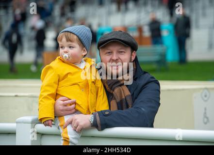 Ascot, Bergen, Großbritannien. 23rd. Januar 2022. Ein Familientag bei den Ascot Races. Quelle: Maureen McLean/Alamy Stockfoto