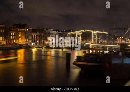 Wunderbare beleuchtete Brücke im Zentrum von amsterdam Stockfoto