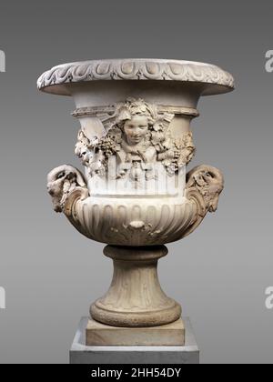 Autumn (eins von einem Paar) 1742–45 Jean-Baptiste Pigalle Französisch Diese Vase, zusammen mit ihrem Partner von Jean-Baptiste Pigalle, war Teil eines Viererteils, der vom Architekten Ange-Jacques Gabriel für das königliche Château de Choisy entworfen wurde. Keine der Vasen wurde jedoch jemals nach Choisy geschickt. Das Paar des Museums wurde von Ludwig XV. An den marquis de Marigny, den Bruder des Marquise de Pompadour, gegeben, der sie in seine eigene château in Ménars brachte, wo sie bis Anfang dieses Jahrhunderts blieben. Das andere Paar, das mit den Attributen des Frühlings verziert ist, wurde von Jacques Verbeckt hergestellt und ist zwischen dem Musé aufgeteilt Stockfoto