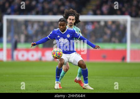 LEICESTER, GROSSBRITANNIEN. JAN 23rd Ademola Lookman von Leicester City schützt den Ball vor Marc Cucurella von Brighton und Hove Albion während des Premier League-Spiels zwischen Leicester City und Brighton und Hove Albion am Sonntag, den 23rd. Januar 2022 im King Power Stadium, Leicester. (Kredit: Jon Hobley | MI News) Kredit: MI Nachrichten & Sport /Alamy Live News Stockfoto