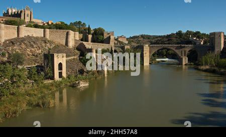 Blick auf die Brücke von San Martin über den Fluss Tejo in Toledo, Kastilien-La Mancha, Spanien, Europa Stockfoto