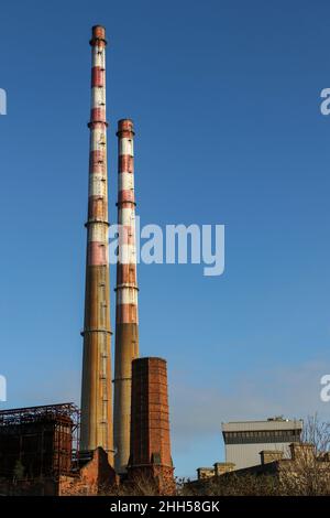 Poolbeg Chimneys, Dublin, Irland. Doppelstapel, rot-weiß gestreift, berühmtes Wahrzeichen an der Küste. Teil des stillgelegten Pigeon House Kraftwerks. Stockfoto