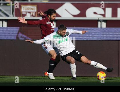 Turin, Italien. 23rd Januar 2022. Ricardo Rodriguez vom FC Turin mit Domenico Berardi vom US-Amerikaner Sassuolo während des Spiels der Serie A im Stadio Grande Torino, Turin. Bildnachweis sollte lauten: Jonathan Moscrop/Sportimage Kredit: Sportimage/Alamy Live Nachrichten Kredit: Sportimage/Alamy Live Nachrichten Stockfoto