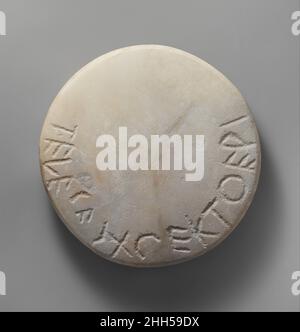 Marmordiskos 6th. Jahrhundert v. Chr. Griechisch, attisch Diese Diskos sind eines von einem Paar, das eingeweiht und später noch zusammen entdeckt wurde; der Partner befindet sich jetzt im Museum of Fine Arts, Boston. Die Inschrift auf diesem Beispiel identifiziert den Besitzer als Telesarchos und fügt aus dem Grab hinzu. Marmordiskos. Griechisch, Dachboden. 6th Jahrhundert v. Chr.. Marmor. Archaisch. Steinskulptur Stockfoto