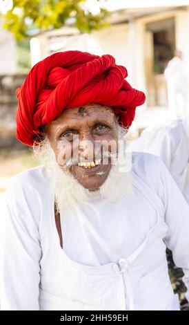 JAWAI, Rajasthan, Indien - September 2021: Porträt eines männlichen Hirten der ethnischen Gruppe der Rabari in einem nationalen Kopfschmuck und einem traditionellen weißen Kleid, Stockfoto