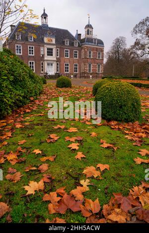 Gefallene Blätter vor einem monumentalen Schloss in Ruurlo Stockfoto