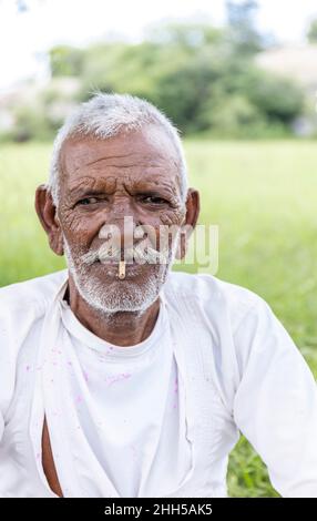 JAWAI, Rajasthan, Indien - September 2021: Porträt eines männlichen Hirten der ethnischen Gruppe der Rabari in einem nationalen Kopfschmuck und einem traditionellen weißen Kleid, Stockfoto