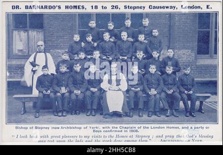 DR Barnardo's Homes, 18-26 Stepney Causeway, London, E.: Eine Gruppe von Jungen, die 1908 mit William Cosmo Gordon lang, dem damaligen Bischof von Stepney, und dem Kaplan der Londoner Homes fotografiert wurde Stockfoto