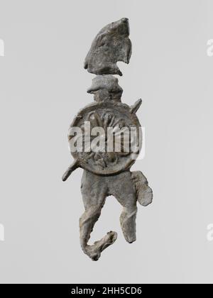 Hauptfigur eines Kriegers mit Helm und Schild 6th–5th Jahrhundert v. Chr. in den antiken Heiligtümern Lakoniens wurden in großen Mengen kleine flache Votivfiguren aus Bleiguss gefunden; Mehr als hunderttausend, die aus dem siebten Jahrhundert v. Chr. bis zur klassischen Periode stammen, wurden der Göttin Artemis Orthia in Sparta gewidmet. Hauptfigur eines Kriegers mit Helm und Schild. Griechisch, Lakonisch. 6th–5th Jahrhundert v. Chr.. Blei. Archaisch. Sonstiges-Ableitung Stockfoto