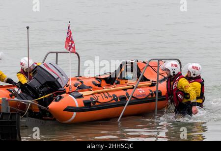 RNLI-Küstenboot, das an Land zurückkehrt Stockfoto