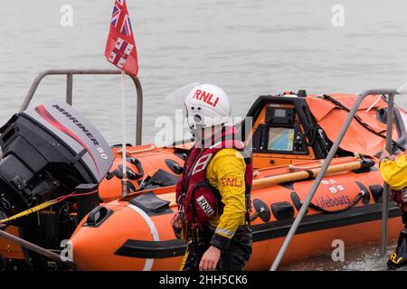 RNLI-Küstenboot, das an Land zurückkehrt Stockfoto