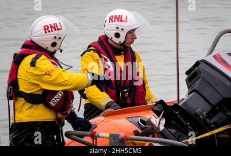 RNLI-Küstenboot, das an Land zurückkehrt Stockfoto