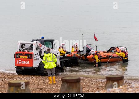 RNLI-Küstenboot, das an Land zurückkehrt Stockfoto