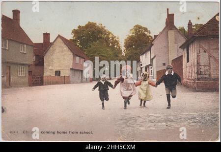 „Kinder, die von der Schule nach Hause kommen“: Zwei Jungen und zwei Mädchen laufen Hand in Hand eine Dorfstraße entlang. Die Postkarte wurde 1906 verschickt Stockfoto