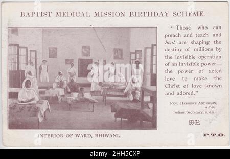 Baptist Medical Mission Birthday Scheme: Interior of ward, Bhiwani, 1915: Die Spendenpostkarte enthält ein Foto von indischen Frauen und Kindern auf der Station mit Krankenschwestern (zumindest einige von ihnen sind Europäer), die zur Verfügung stehen Stockfoto