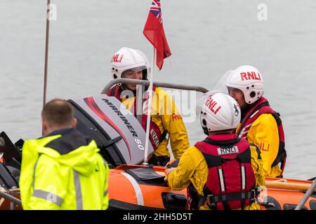 RNLI-Küstenboot, das an Land zurückkehrt Stockfoto