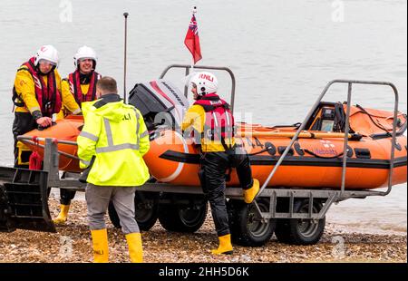 RNLI-Küstenboot, das an Land zurückkehrt Stockfoto