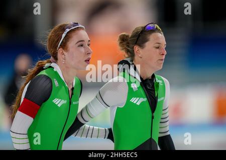 HEERENVEEN, NIEDERLANDE - 23. JANUAR: Michelle de Jong vom Team Reggeborgh, Ireen Wust vom Team Reggeborgh beim 500m Sprint der Frau beim 2022 NK Allround & Sprint am 23. Januar 2022 in Heerenveen, Niederlande (Foto: Douwe Bijlsma/Orange Picles Stockfoto