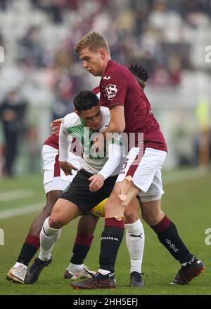 Turin, Italien. 23rd Januar 2022. David Zima und Wilfried Singo vom FC Turin zetteln mit Giacomo Raspadori von US Sassuolo während des Serie A-Spiels im Stadio Grande Torino, Turin. Bildnachweis sollte lauten: Jonathan Moscrop/Sportimage Kredit: Sportimage/Alamy Live Nachrichten Kredit: Sportimage/Alamy Live Nachrichten Stockfoto