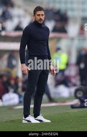 Turin, Italien. 23rd Januar 2022. Alessio Dionisi Cheftrainer von US Sassuolo schaut während des Serie-A-Spiels im Stadio Grande Torino, Turin, nach. Bildnachweis sollte lauten: Jonathan Moscrop/Sportimage Kredit: Sportimage/Alamy Live Nachrichten Kredit: Sportimage/Alamy Live Nachrichten Stockfoto