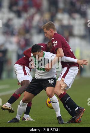Turin, Italien. 23rd Januar 2022. David Zima und Wilfried Singo vom FC Turin zetteln mit Giacomo Raspadori von US Sassuolo während des Serie A-Spiels im Stadio Grande Torino, Turin. Bildnachweis sollte lauten: Jonathan Moscrop/Sportimage Kredit: Sportimage/Alamy Live Nachrichten Kredit: Sportimage/Alamy Live Nachrichten Stockfoto