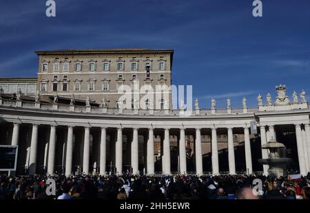 23. Januar 2022 - PAPST FRANZISKUS hält das Angelusgebet auf dem Petersplatz im Vatikan. â©EvandroInetti via ZUMA Wire (Bild: © Evandro Inetti/ZUMA Press Wire) Stockfoto