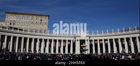 23. Januar 2022 - PAPST FRANZISKUS hält das Angelusgebet auf dem Petersplatz im Vatikan. â©EvandroInetti via ZUMA Wire (Bild: © Evandro Inetti/ZUMA Press Wire) Stockfoto