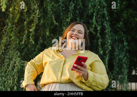 Glückliche Frau mit Smartphone Stockfoto
