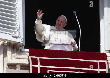 23. Januar 2022 - PAPST FRANZISKUS hält das Angelusgebet auf dem Petersplatz im Vatikan. â©EvandroInetti via ZUMA Wire (Bild: © Evandro Inetti/ZUMA Press Wire) Stockfoto